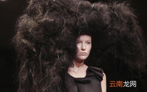 头发天生自然卷蓬松炸毛 摆脱毛躁头发的方法