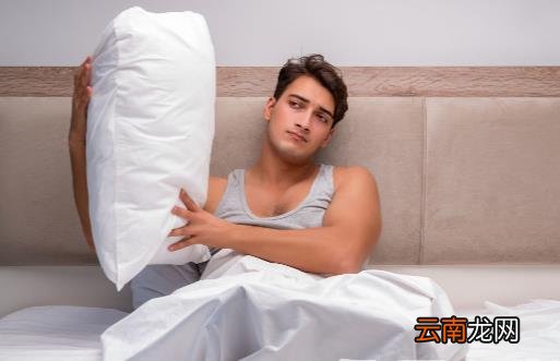 长期裸睡对便秘有缓解 裸睡好处多但要注意睡眠环境