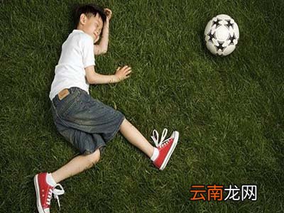 踢足球大腿肌肉拉伤如何拉伸