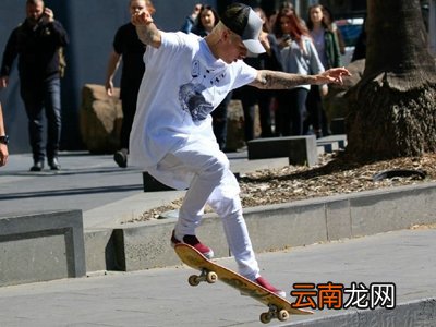 滑板单脚滑行怎么控制方向