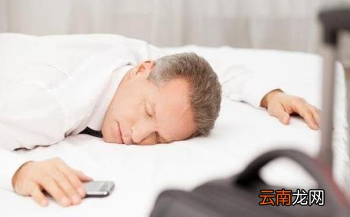 躺在床上玩手机的弊端 易引起颈椎病影响正常工作