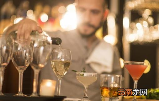 想喝酒时减少身体的伤害 白酒黄酒温着喝果盘必须吃