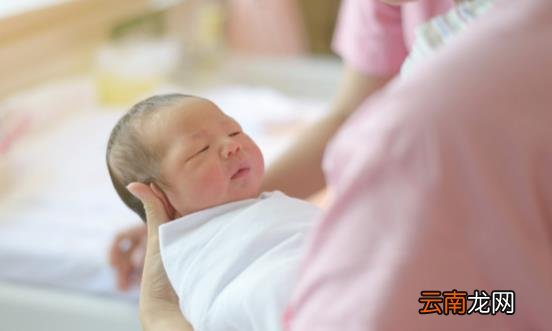 什么样的新生儿呕吐需要及时就医 预防新生儿呕吐的方法
