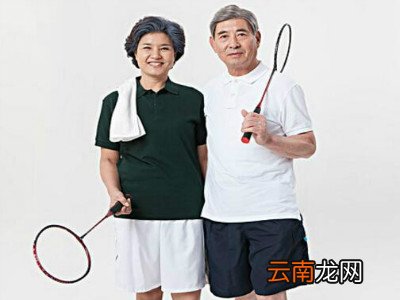 打羽毛球时网前勾对角该注意什么