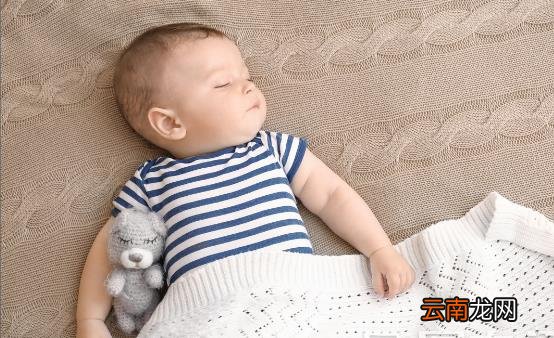 宝宝喜欢趴着睡有什么好处 哪些宝宝不适合趴睡