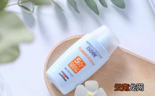 涂了防晒霜只用洗面奶洗可以吗 涂了防晒霜怎么卸妆