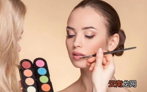 化妆后脸上起皮是什么原因 化妆后起皮了如何补救