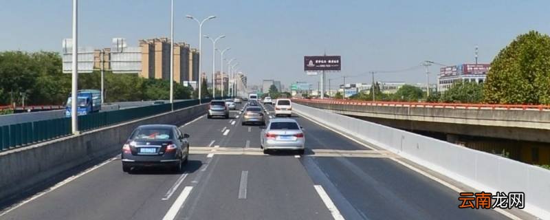 中国第一条高速公路是哪一年建的