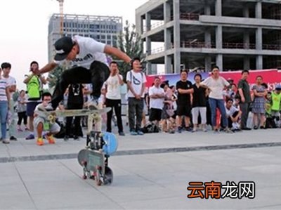 滑板初学者怎么上板