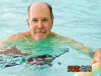 老人如何选择游泳衣