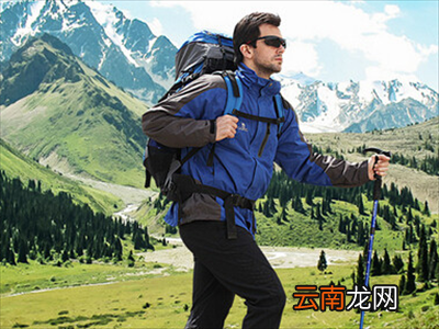 滑雪服可以当冲锋衣吗