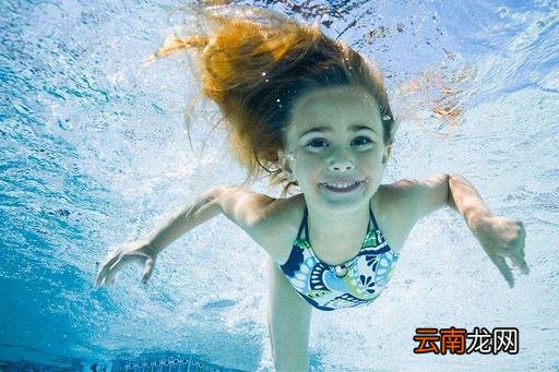 游泳时耳朵进水该怎么办