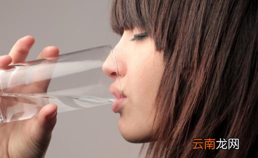 多喝热水的保健功效 保胃秘诀晨起最好喝温开水