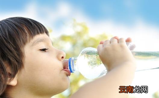 多喝热水的保健功效 保胃秘诀晨起最好喝温开水