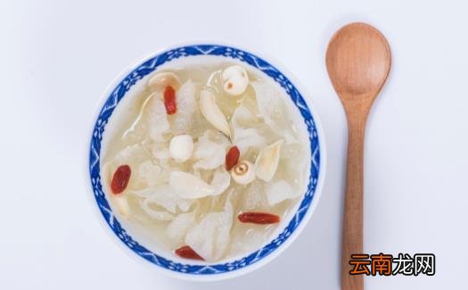 经常熬夜气血不足 雪耳百合木瓜糖水润肺滋阴是绝配