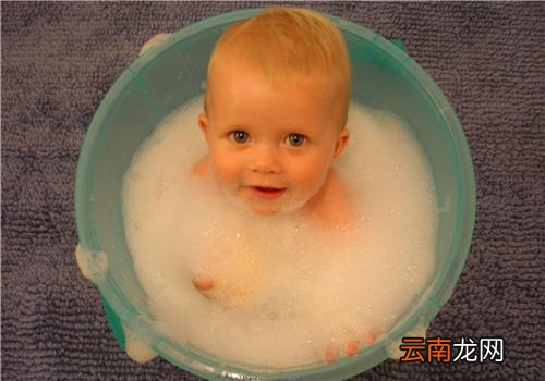 宝宝长痱子怎么办 宝宝长痱子可以用十滴水洗澡吗
