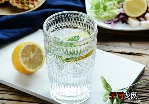 喝柠檬水牙齿会变黄吗 柠檬水什么时候喝好