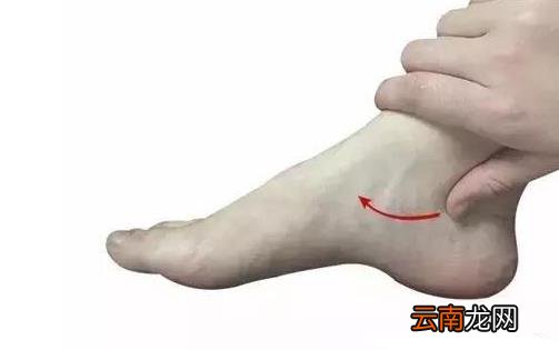 脚后跟干裂是什么原因