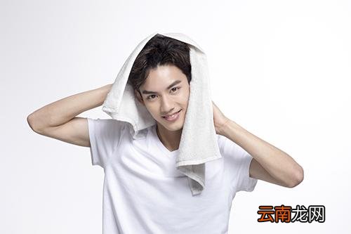 睡前洗头发有什么危害 晚上洗头有什么危害