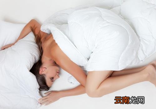 枕头睡高点好还是低点好,枕头高度多少最合适