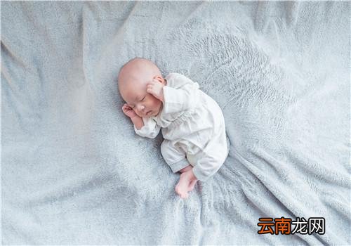 宝宝的耳朵里面耳屎怎么办 宝宝的耳屎到底要不要掏出来
