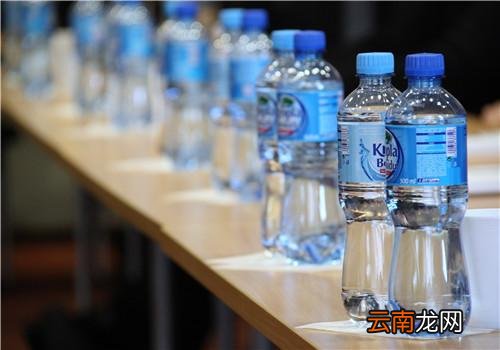 夏天矿泉水放车里还能喝吗,矿泉水放车上多久不能喝