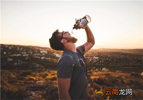 夏天喝凉水好吗,夏季喝水有啥讲究