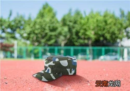 军训怎么扎头发,军训戴帽子怎样梳头发好看