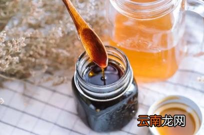 秋梨膏放冰糖和蜂蜜哪个好喝 做秋梨膏放冰糖还是蜂蜜好