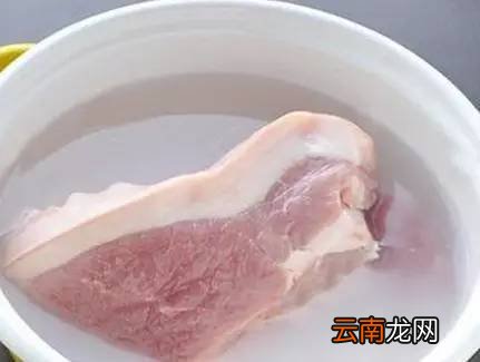 肉类菜怎么清洗干净 用点这个脏东西就跑出来了