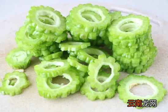 白灼苦瓜的做法 苦瓜这样做不苦超好吃