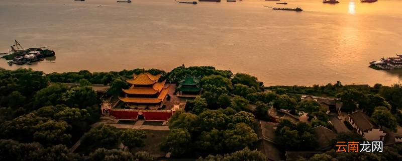 岳阳楼坐落在什么湖上