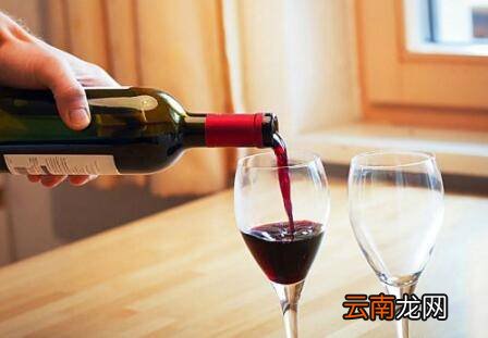 倒红酒的正确方法