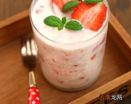草莓奶昔的简单做法 只需八步轻松搞定
